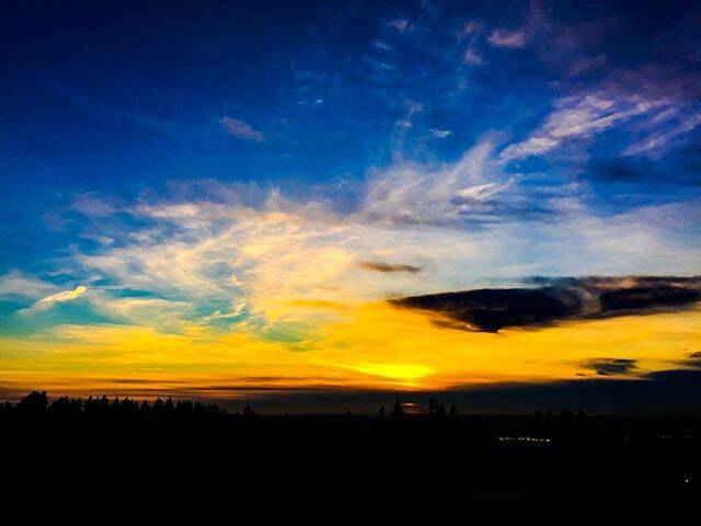 MORNING SHOT: INSTA @Newcastle: @littletonra #sunrise_sunsets_aroundworld #sunsets #pnw#pnwphotographer #sunsetlovers #sunset_madness #sunset🌅 #trb_sunsetsfx #incrediblesunsets #unlimitedsunset #sendmeyoursunset #newcastle #washington #insearchof #perfectsunset #pnwwonderland #sunset #pnwlife #blueskies #clouds #beautiful #views#sunset_captures #sunsethunter #ilovesunsets