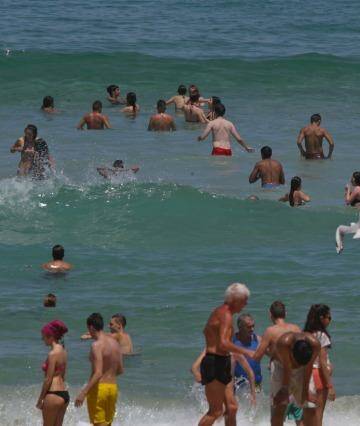 Cooling off: Crowds gathered at  Bondi Beach during Friday's hot spell. Photo: Dallas Kilponen