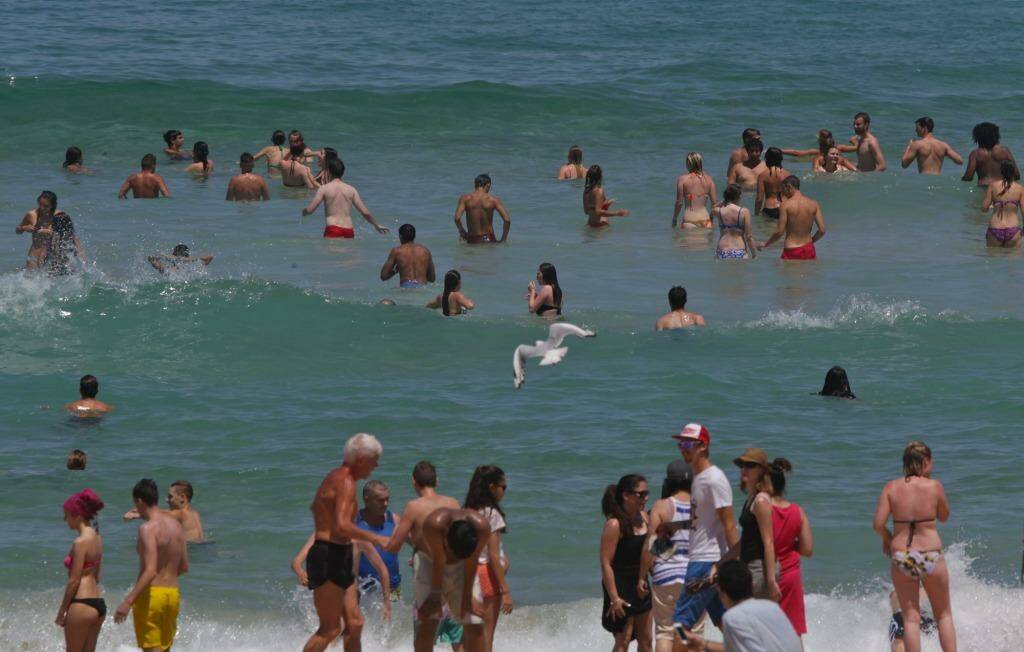 Cooling off: Crowds gathered at  Bondi Beach during Friday's hot spell. Photo: Dallas Kilponen