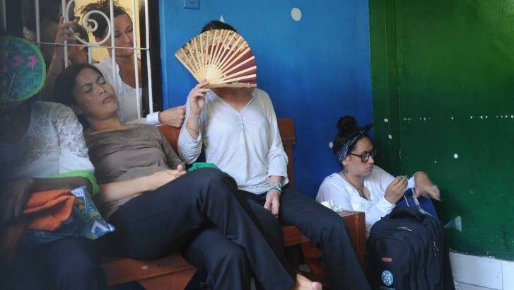 Sara Connor covers her face with a fan at the holding cell at Denpasar District Court on Tuesday. Photo: Alan Putra