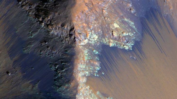 Images show water as it (very, very slowly) flows from season to season. Photo: Coprates Chasma, 2014 / NASA/JPL/University of Arizona