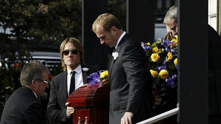 Keith Urban (centre) helps to carry Dr Kidman's coffin. Photo: James Brickwood