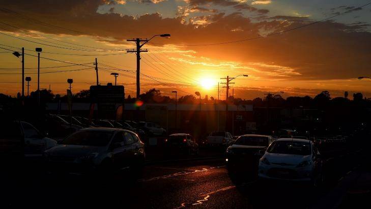 The sun rises over Parramatta Road in Sydney early Wednesday morning before the temperatures rise.  Photo: Kate Geraghty