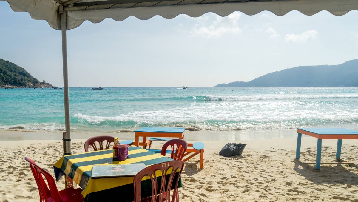 Enjoy an inexpensive seafood lunch at a restaurant on the beach.