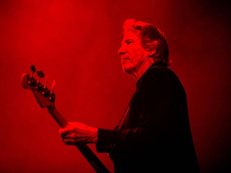 Pink Floyd's Roger Waters has condemned a Pink Floyd tribute band for booking shows in Israel.