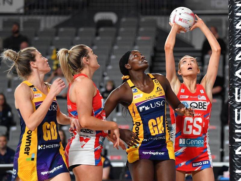 Helen Housby (r) helped the NSW Swifts account for the Sunshine Coast Lightning in Super Netball.