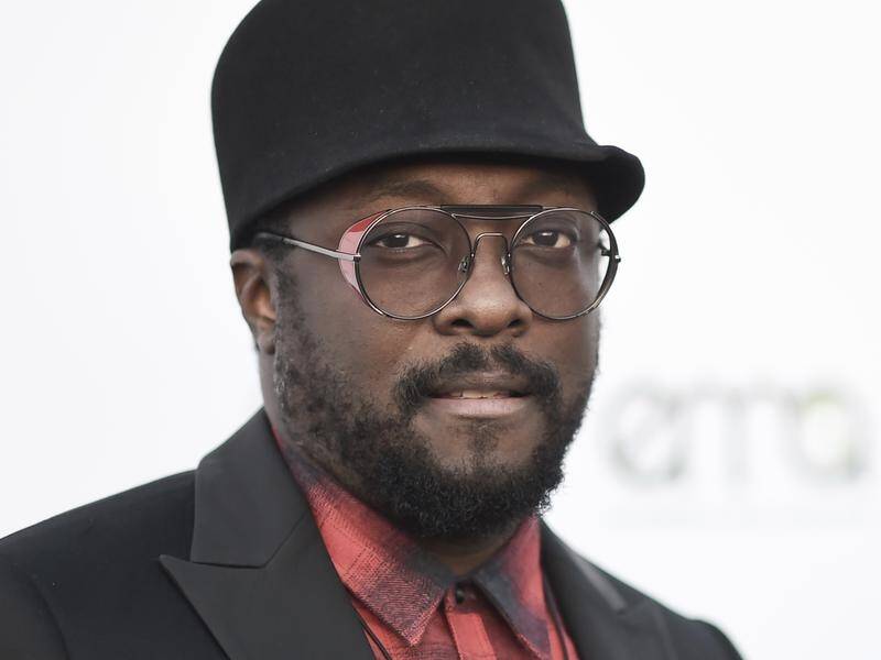 Rapper will.i.am has accused a Qantas flight attendant of being "racist" and "beyond rude" to him.